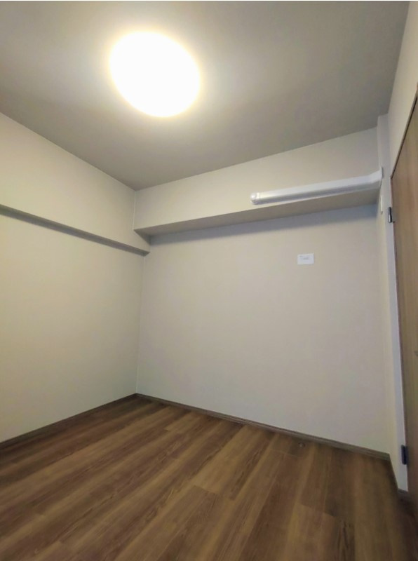 ダイナコート吉塚の洋室|全居室フローリング＆収納付き♪
「収納の余裕は心の余裕」というお家探しの格言もあるんですよ！

清潔感溢れるバスルーム☆