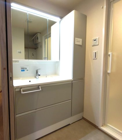 ダイナコート吉塚の独立洗面台|個人的に、リフォームするならこだわりたいランキング第1位！！洗面です。収納豊富な3面鏡は朝の強い味方です☆
