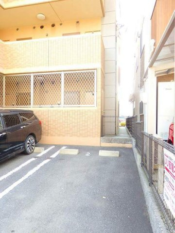 フィオーレ　ジュネスの駐車場|車をお持ちの方に嬉しい駐車場付きの物件です