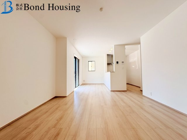 全7区画　WIC付き　二見町東二見　F号棟　新築戸建の居間・リビング