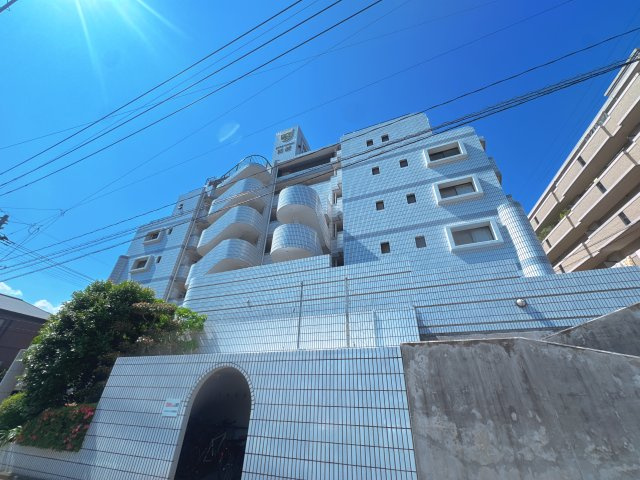 【外観】 | ロイヤルマンション西新☆仲介手数料無料☆ | 駅周辺の再開発により利便性がさらに向上しており、将来にわたって高い住戸価値を維持しやすいロケーションです。