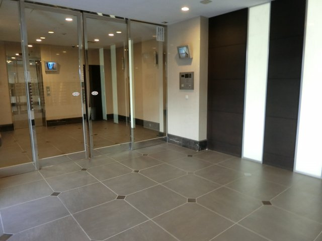 レグラス横浜西口のエントランス