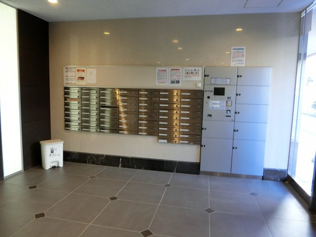 レグラス横浜西口のエントランス