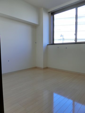 レグラス横浜西口の洋室