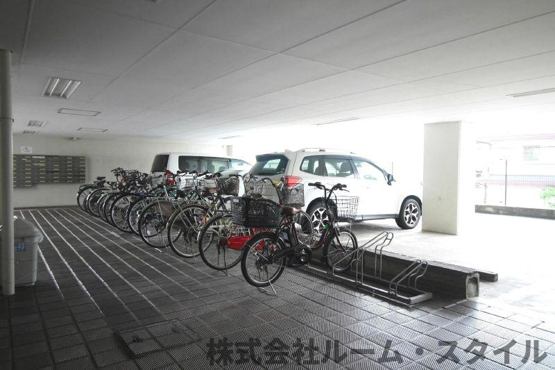 中銀明大前マンシオンの駐車場