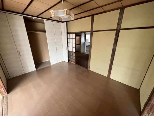 古城町戸建ての洋室