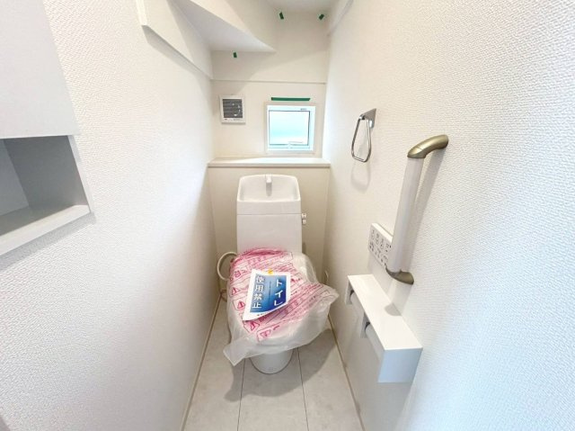 ブルーミングガーデン　一宮市開明村上　全1区画分譲のトイレ|汚れが付きにくく落ちやすい表面加工と、掃除のしやすいフチレス形状便器の相乗効果でお手入れが楽々です。
節水型で家計にも優しい！温水洗浄便座で寒い冬も気持ちよくトイレ時間を過ごせます。