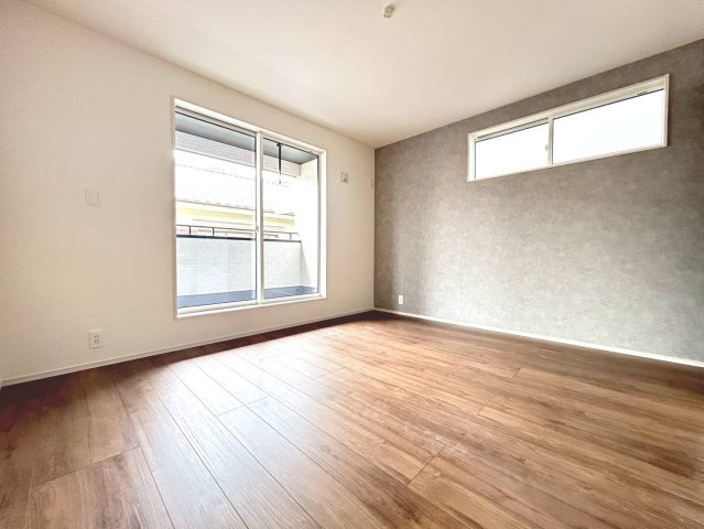 ブルーミングガーデン　一宮市開明村上　全1区画分譲のトイレ|汚れが付きにくく落ちやすい表面加工と、掃除のしやすいフチレス形状便器の相乗効果でお手入れが楽々です。
節水型で家計にも優しい！温水洗浄便座で寒い冬も気持ちよくトイレ時間を過ごせます。