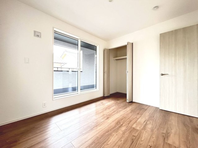 ブルーミングガーデン　一宮市開明村上　全1区画分譲の寝室|全居室に収納を完備！窓は【樹脂枠】と【LOW-E複層ガラス】を採用。高断熱で寒暖差による結露も防ぎます。
建具やクロスなどをトータルコーディネートしており、室内に落ち着きと安らぎを与えてくれます。