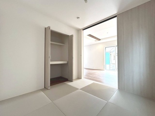 ブルーミングガーデン　一宮市開明村上　全1区画分譲の洋室|全居室に【２４時間換気システム】を設置。家の中の空気をいつも新鮮に保ちます。カビの発生を抑えられます。
気密性に優れているため、部屋によっての温度差が小さく、家中どこでも快適に過ごせます。