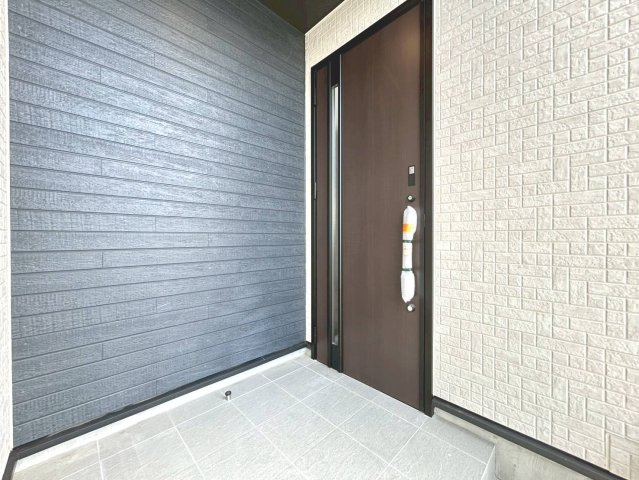 ブルーミングガーデン　一宮市開明村上　全1区画分譲の玄関|専用のカードやスマートフォンで施解錠可能な玄関錠。快適さと防犯面に特化した、新世代の玄関ドアです。
鍵の毎回の開け閉めのイライラが減り、毎日の暮らしにゆとりが生まれます。