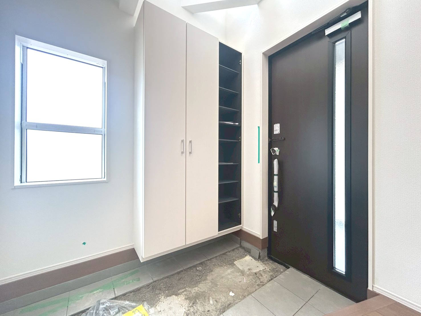 ブルーミングガーデン　一宮市開明村上　全1区画分譲の玄関|専用のカードやスマートフォンで施解錠可能な玄関錠。快適さと防犯面に特化した、新世代の玄関ドアです。
鍵の毎回の開け閉めのイライラが減り、毎日の暮らしにゆとりが生まれます。