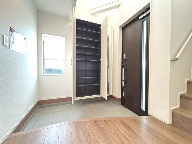 ブルーミングガーデン　一宮市開明村上　全1区画分譲の玄関|大容量のシューズ収納付きで玄関周りもすっきり！玄関ドアからの光が玄関ホールを明るくしてくれます。