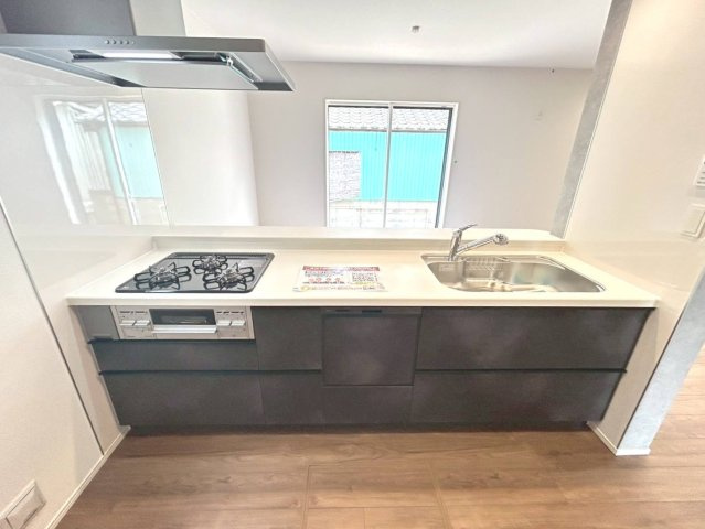 ブルーミングガーデン　一宮市開明村上　全1区画分譲の居間・リビング|リビングには開放感のある【折上げ天井】を採用。最大2.6mの天井高で部屋をより広く明るく感じられます。
開放感と高級感を演出し、自然と家族みんなが集まる心地よい空間を作り出しています。