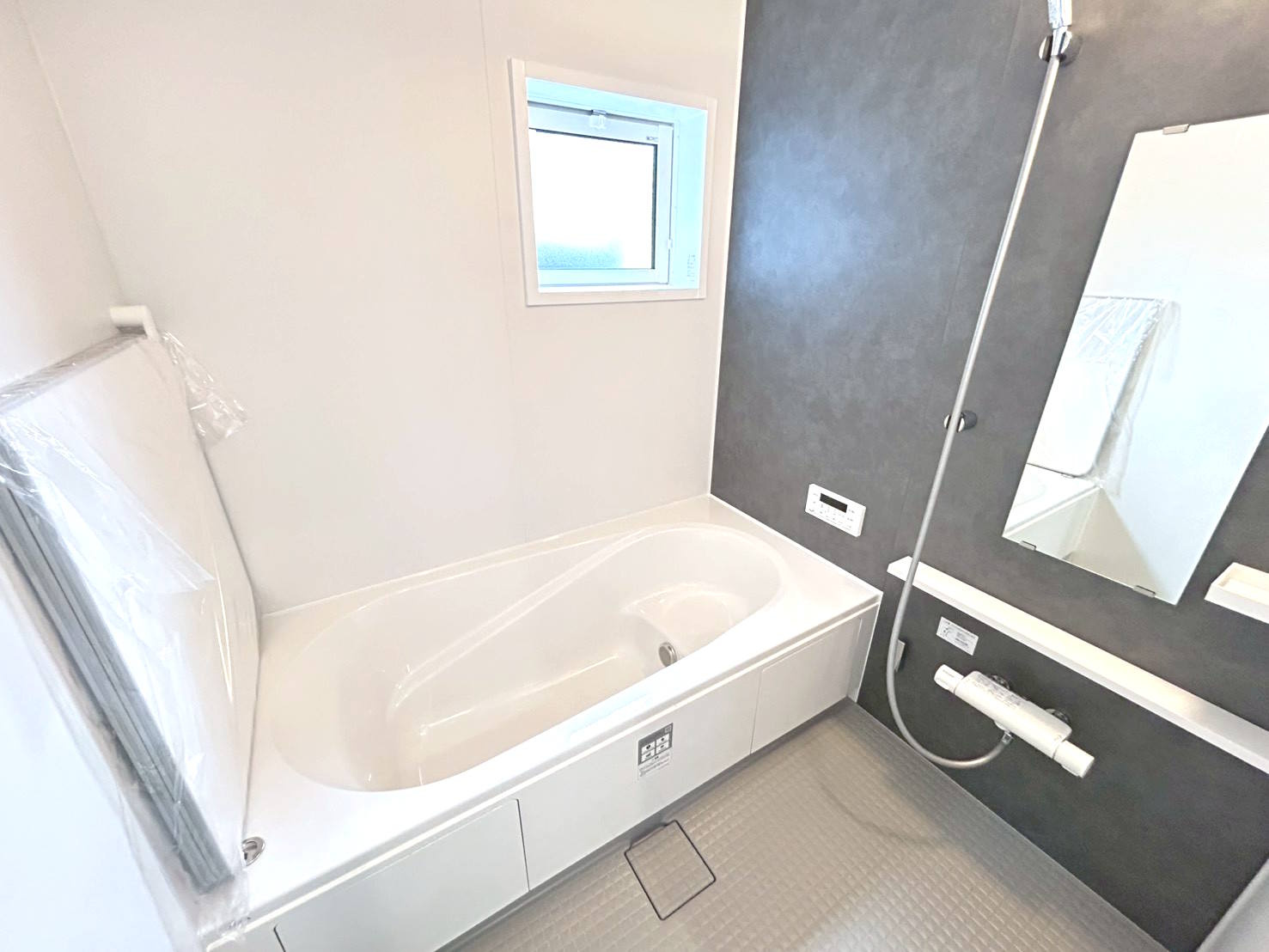 ブルーミングガーデン　一宮市開明村上　全1区画分譲のキッチン|機能的なシステムキッチン。収納力に優れた大容量の引出。食器洗浄乾燥機も標準装備で家事軽減になります。
適材適所の収納が可能な大容量の引出しで、キッチン小物も大物もたっぷり収納できお掃除も楽々です。