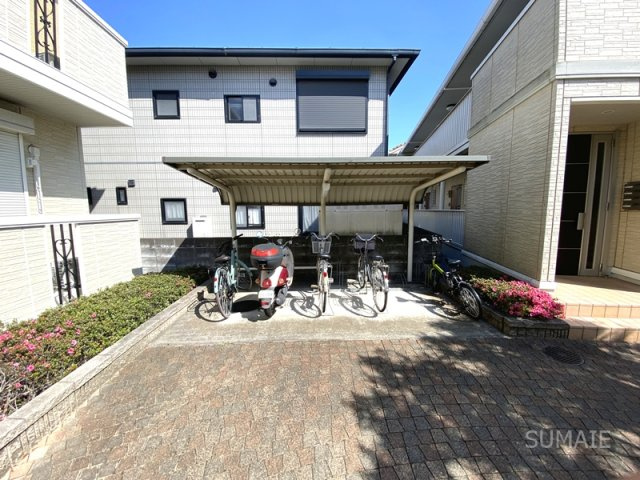 エバーグリーンガーデン　Cの駐車場|屋根付き駐輪場☆彡