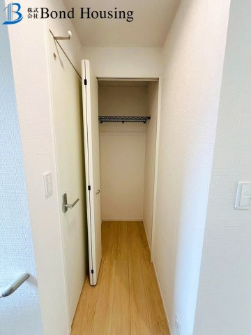 駐車スペース並列2台　大久保町谷八木　全9棟　9号棟の玄関
