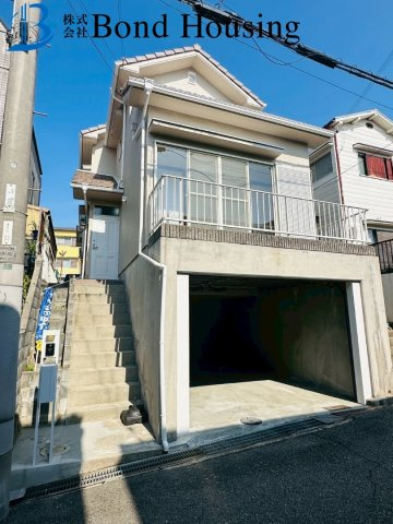 リフォ済みで即入居可　東山町　築30年の前面道路含む現地写真