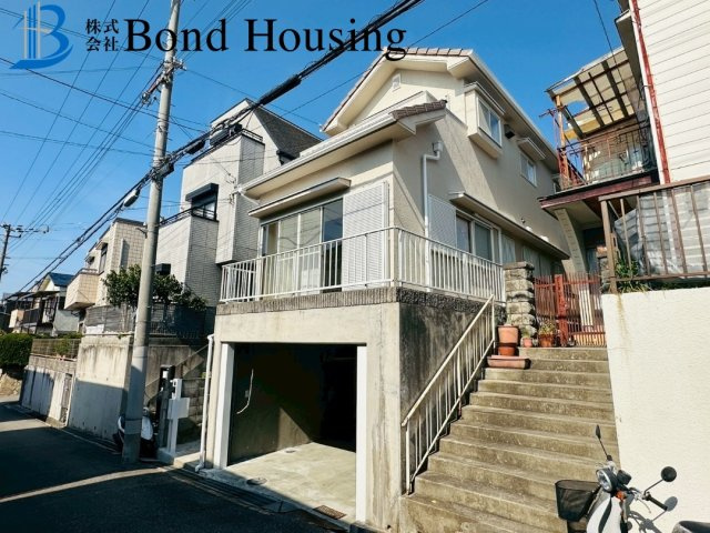 リフォ済みで即入居可　東山町　築30年の前面道路含む現地写真