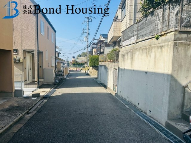 リフォ済みで即入居可　東山町　築30年の前面道路含む現地写真