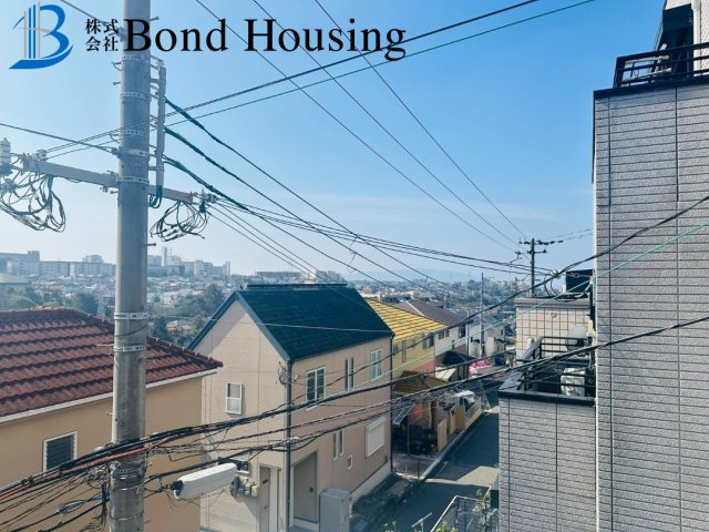 リフォ済みで即入居可　東山町　築30年の前面道路含む現地写真
