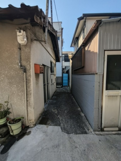 【前面道路含む現地写真】 | 尼崎市西本町７丁目中古テラスハウス　平屋 | 東側の通路です♪