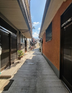 【前面道路含む現地写真】 | 尼崎市西本町７丁目中古テラスハウス　平屋 | 北側の前面道路（通路）と現地です♪※本物件は再建築不可です。