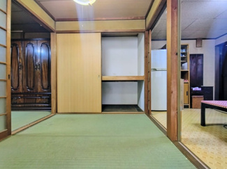 【和室】 | 尼崎市西本町７丁目中古テラスハウス　平屋 | 和室2.5帖です♪奥行のある大きな押入れも設けられております！！