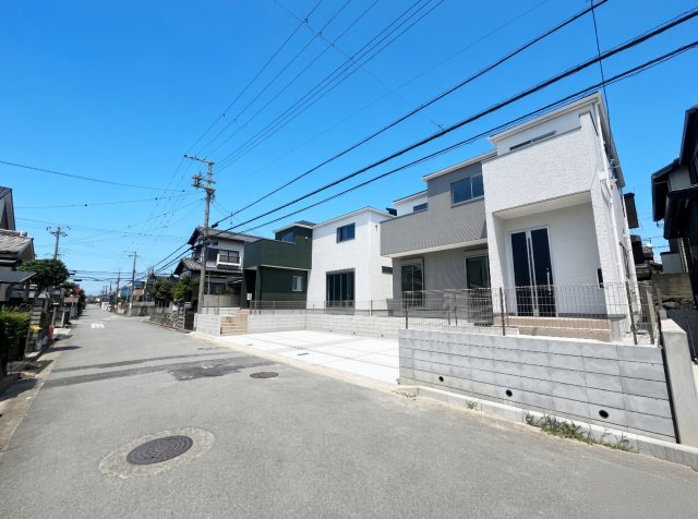 加古川市野口町北野　第12期　新築一戸建ての前面道路含む現地写真|周辺は閑静な住宅街！前面道路広々で車の出し入れも便利です。駐車が苦手な方でも安心して車庫入れできます！