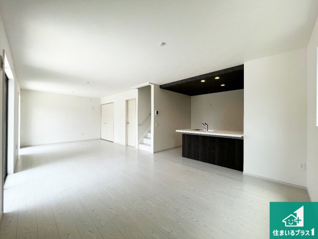 加古川市野口町北野　第12期　新築一戸建ての居間・リビング|子供を見守りながらお料理が出来るため家族のコミュニケーションか増えます♪スペースが広く確保されている為お子様が大きくなったときは一緒に料理を楽しめます♪