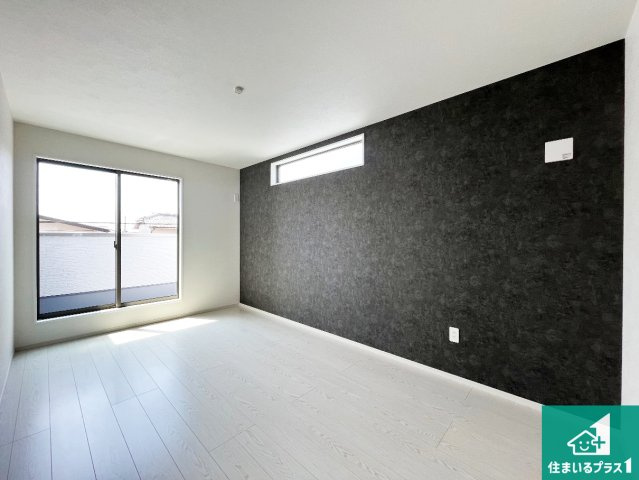 加古川市野口町北野　第12期　新築一戸建ての洋室|寝室は心地よい眠りについてもらいたくて、シンプルかつ開放的な空間な設計にしています！大きな窓から差し込む日が心地いいです♪