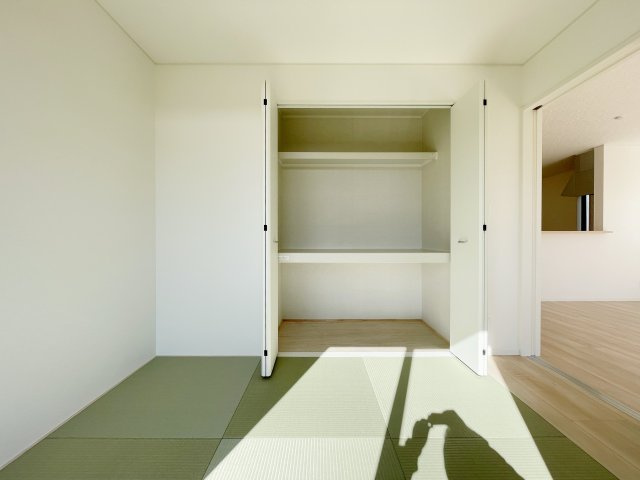 新築戸建・新築建売　矢吹町八幡町第24　善郷小・矢吹中の和室|折戸収納なので出し入れしやすい押入れ！お子様のおもちゃなども片づけておけます！