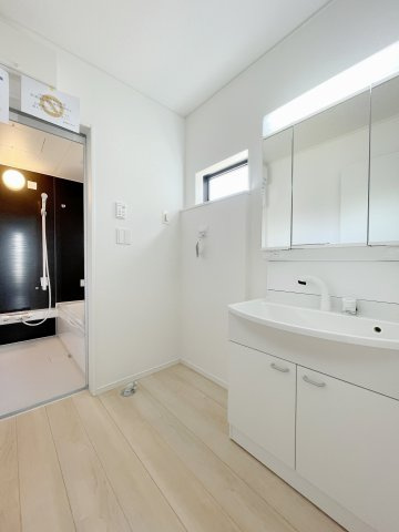 新築戸建・新築建売　矢吹町八幡町第24　善郷小・矢吹中の独立洗面台|三面鏡付き独立洗面台の内側には小物収納が！歯ブラシなど隠しておきたい小物の収納に便利！