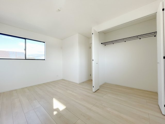 新築戸建・新築建売　矢吹町八幡町第24　善郷小・矢吹中の収納|ハンガーにかけたまま収納できるので次に洋服を着るときにアイロンがけの手間が省けます！