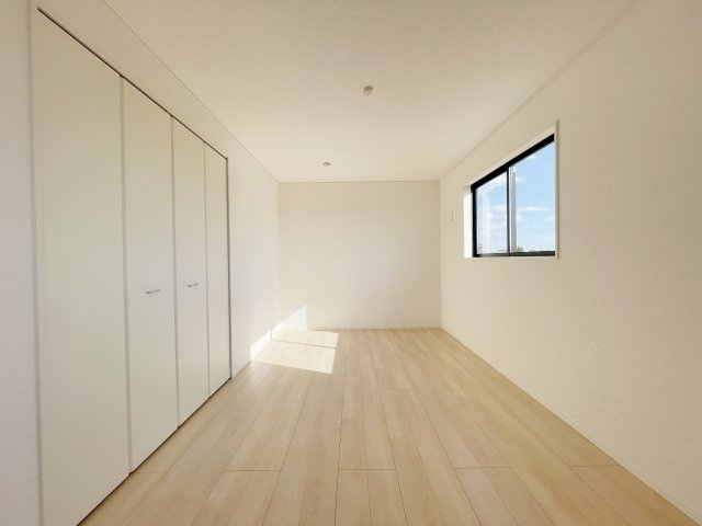 新築戸建・新築建売　矢吹町八幡町第24　善郷小・矢吹中の洋室|南面窓からたっぷり陽の光が射し込むので明るい主寝室！