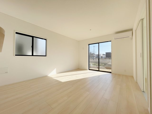 新築戸建・新築建売　矢吹町八幡町第24　善郷小・矢吹中の居間・リビング|嬉しいリビングエアコン付き！南向きリビングなので陽当たり良好♪