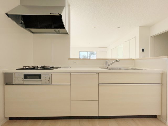 新築戸建・新築建売　矢吹町八幡町第24　善郷小・矢吹中のキッチン|対面キッチンなのでリビングのご家族の様子を見守りながら料理や片付けができますね！