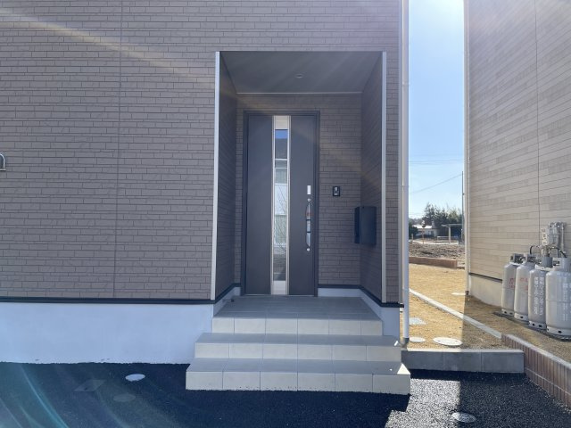 新築戸建・新築建売　矢吹町八幡町第24　善郷小・矢吹中の玄関|人感センサー付玄関灯やカメラ付きインターホンなどで防犯対策も充実の玄関！