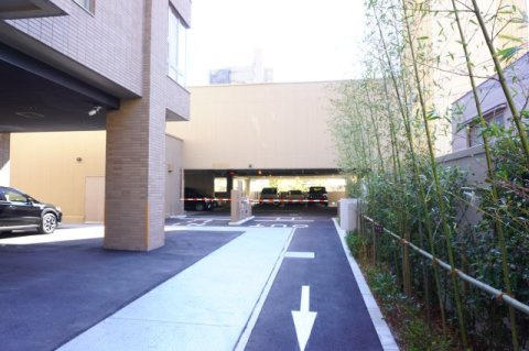 グランドメゾン上町台ザ・タワーの駐車場