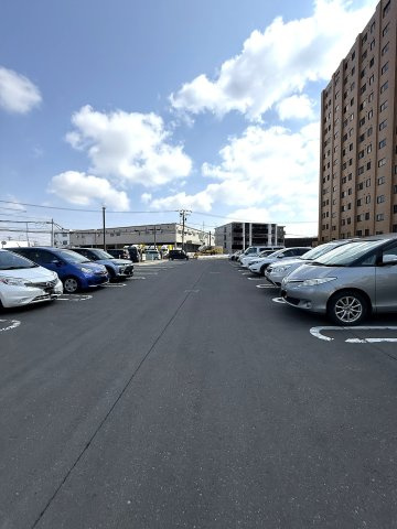 ダイアパレス南郷通第2の駐車場