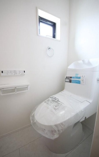 旭区白根６丁目のトイレ|白を基調とした清潔なトイレスペースです。トイレは２か所ございます。