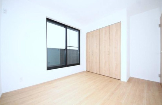 旭区白根６丁目の洋室|5.3帖の洋室の様子です。大型のクローゼットがございます。