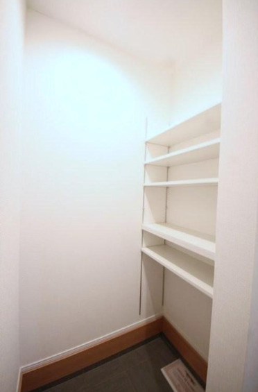 旭区白根６丁目の玄関|玄関のシューズインクローゼットになります。これだけ広さがあれば、玄関周りもスッキリしますね。