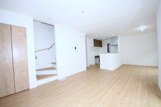 旭区白根６丁目の居間・リビング|人気のリビングに階段が設置されているタイプのお部屋になります。ご家族の様子も確認しやすいですね。