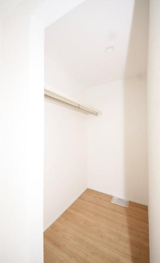 旭区白根６丁目の洋室|ウオークインクローゼットの様子です。充分な広さがございます。