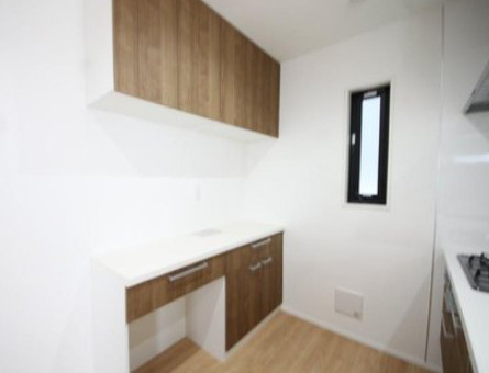 旭区白根６丁目のキッチン|キッチンには、ゴミ箱も設置できるカップボードもございます。パントリーもあり収納力たっぷりですね。