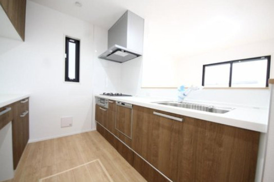 旭区白根６丁目のキッチン|作業スペースの広いキッチンはお料理の腕も上がりそうですね。カップボードも備えられています。