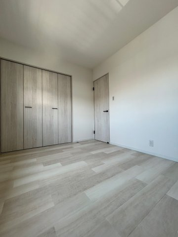 四条畷市砂1丁目の洋室|【同社施工例】※類似同仕様です。開口部のデザインや位置等のデザインが異なります。
