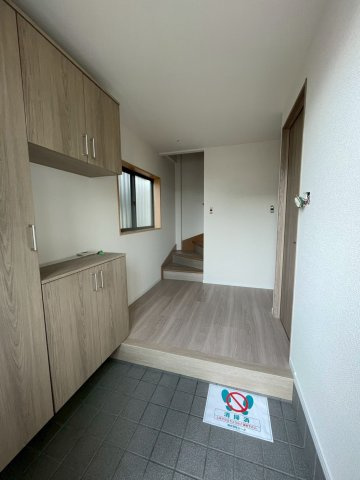 四条畷市砂1丁目の玄関|【同社施工例】※類似同仕様です。開口部のデザインや位置等のデザインが異なります。
