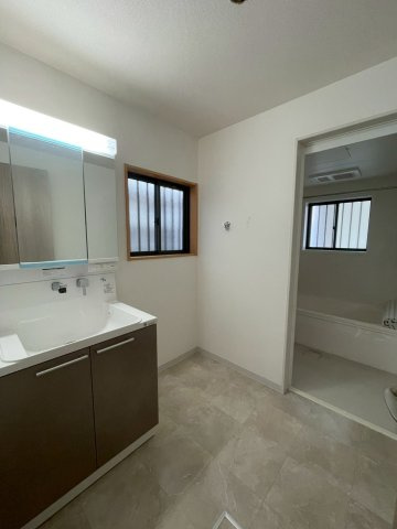 四条畷市砂1丁目の洗面所|【同社施工例】※類似同仕様です。開口部のデザインや位置等のデザインが異なります。
